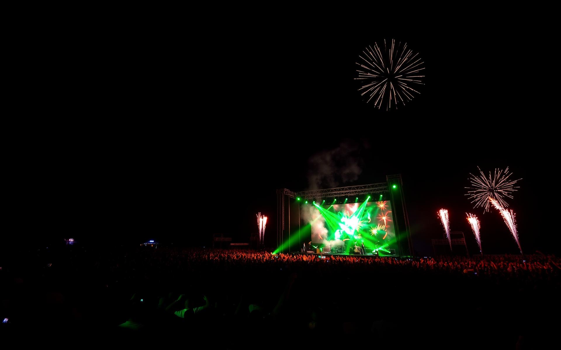 Show ao vivo com luzes verdes e fogos